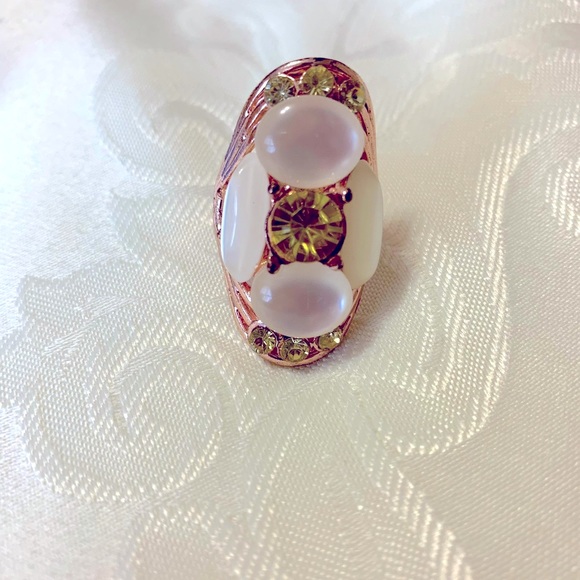 Beautiful, pearl ring, very durable material, stainless steel.  size 6.5 - Picture 4 of 7